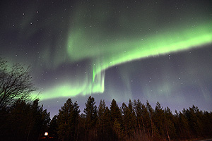 Aurora over Aihkiniemi cabin